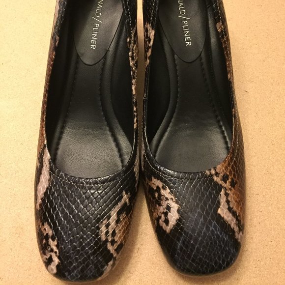 donald pliner camy pump